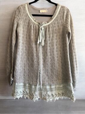 A’reve (Anthropologie) Knit & Lace Top – Light Gray + Aqua Lace
